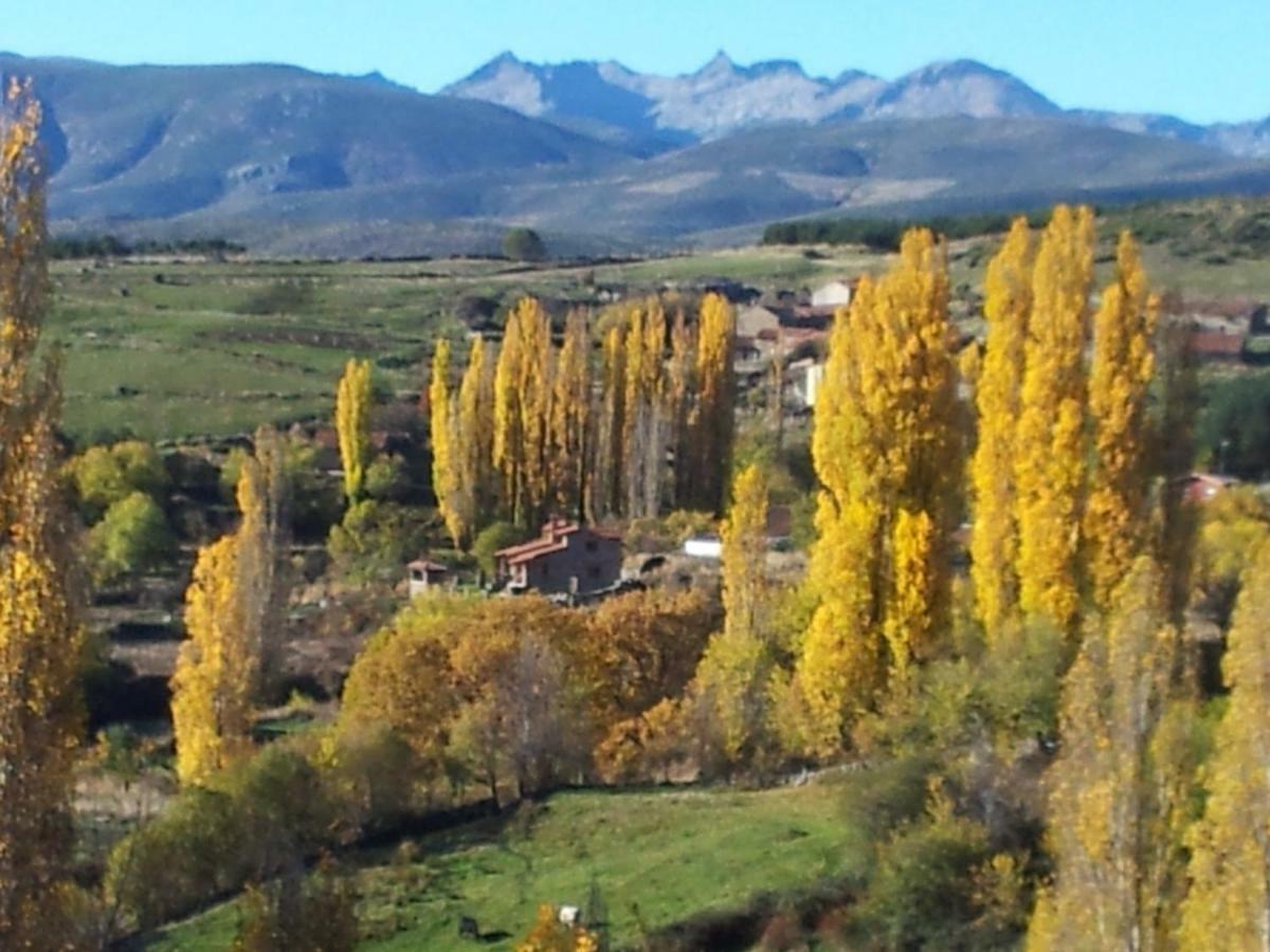 Hostal El Rondillo de Gredos Hoyos del Collado Exterior foto