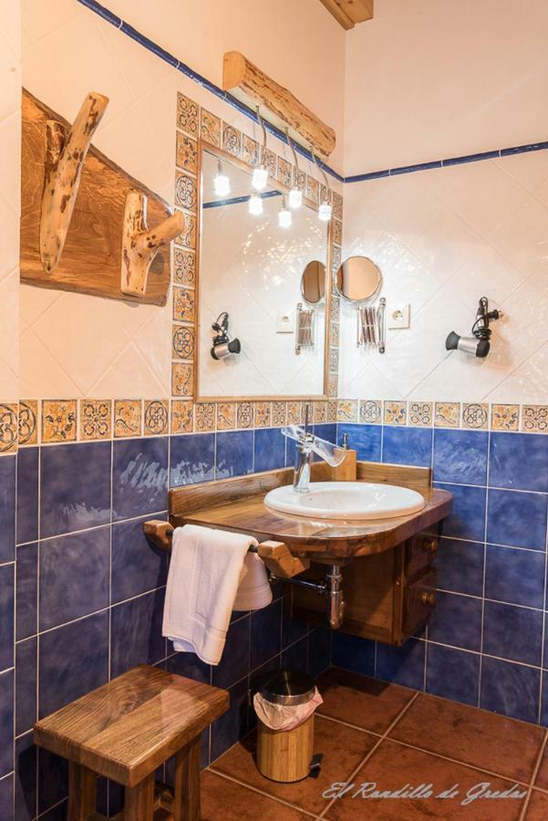 Hostal El Rondillo de Gredos Hoyos del Collado Exterior foto