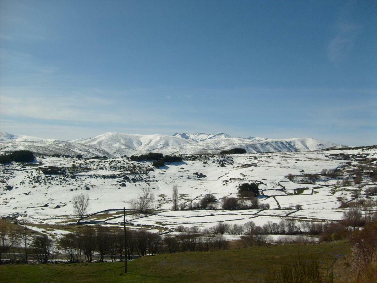 Hostal El Rondillo de Gredos Hoyos del Collado Exterior foto